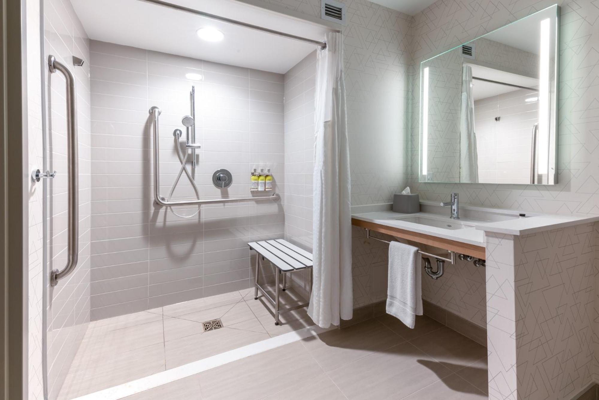 Holiday Inn Express & Suites Vaughan-Southwest By Ihg Exterior foto